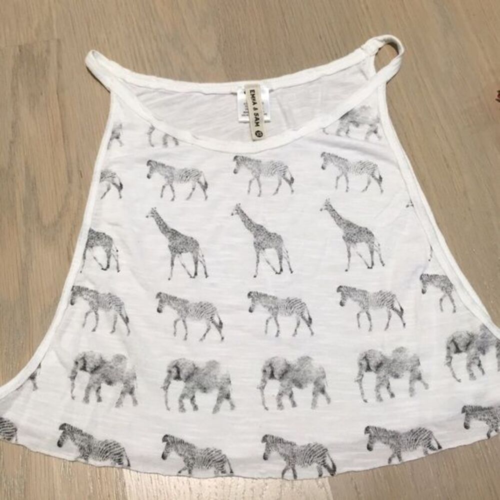 LF XS animal print cropped top!🐘🐅🐂Never worn! - Picture 3 of 4